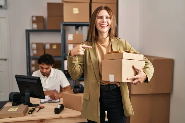 Jovens Duas Pessoas Trabalhando Comércio Eletrônico Pequenas Empresas Sorrindo Feliz — Fotografia de Stock