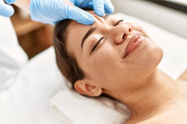 Genç Latin kadın güzellik merkezinde yaşlanmayı önleyen dudak bakımı yaptırırken rahatlamış.