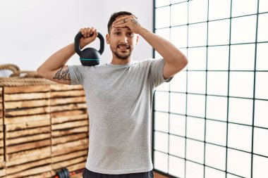 Spor kıyafetleri giyen genç, gergin ve sinirli bir adam. Kafası karışık, şaşırmış ve sinirli bir yüz. 