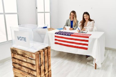 Seçim masasında çalışan iki genç Amerikalı kadın..