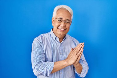 İspanyol kıdemli adam gözlük takıyor ve alkışlıyor. Mutlu ve neşeli, gururlu eller bir arada. 