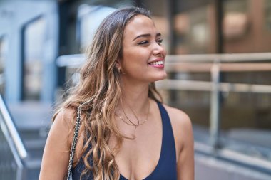 Sokakta kendine güvenen güzel İspanyol bir kadın.