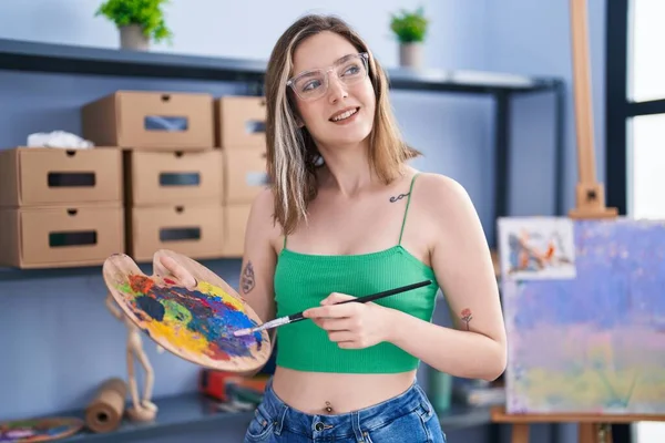 Young Woman Artist Holding Paintbrush Palette Art Studio — Zdjęcie stockowe