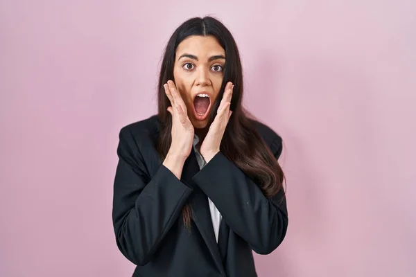 Jovem Morena Vestindo Estilo Negócio Sobre Fundo Rosa Com Medo — Fotografia de Stock