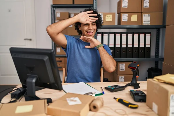 Hispanic Man Met Krullend Haar Werken Bij Kleine Bedrijven Commerce — Stockfoto