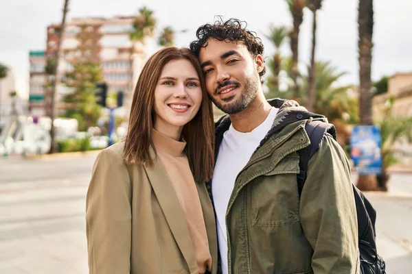 Hombre Mujer Sonriendo Confiados Abrazándose Calle —  Fotos de Stock