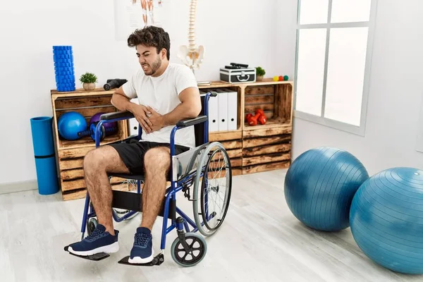 Hispanics Mann Sitzt Rollstuhl Der Physiotherapie Klinik Mit Der Hand — Stockfoto