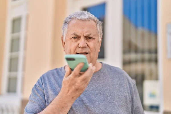 Μεσήλικας Γκριζομάλλης Άντρας Που Μιλάει Στο Smartphone Χαλαρή Έκφραση Στο — Φωτογραφία Αρχείου