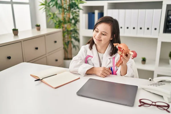 Syndrome Woman Wearing Doctor Uniform Holding Anatomical Model Uterus Clinic — 图库照片