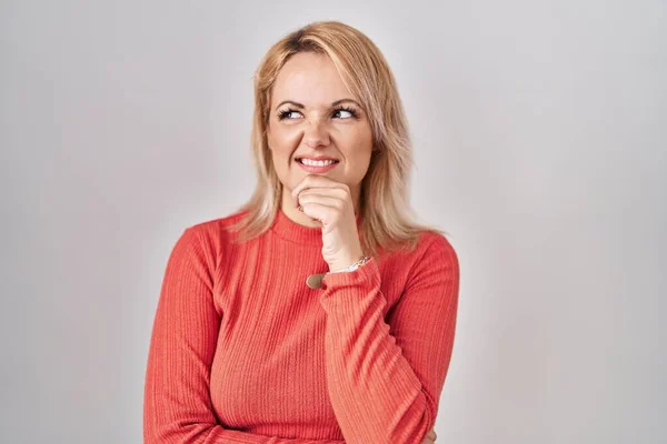 Mulher Loira Sobre Fundo Isolado Pensando Preocupado Com Uma Pergunta — Fotografia de Stock