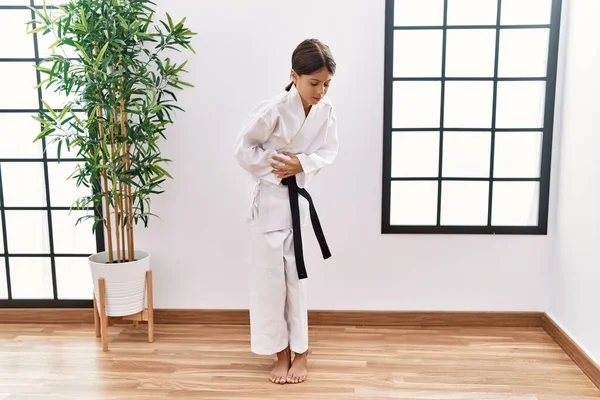 Menina Hispânica Jovem Vestindo Kimono Karatê Faixa Preta Com Mão — Fotografia de Stock