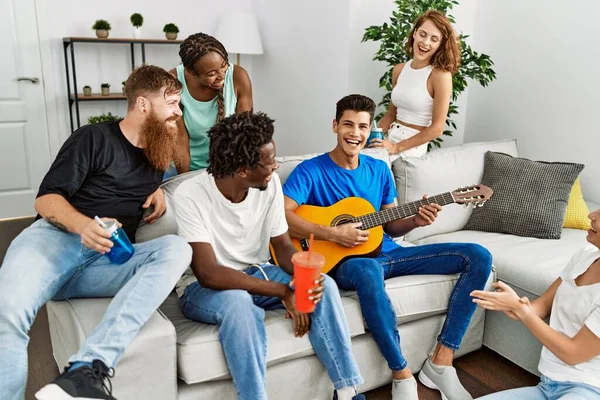 Gruppe Junger Freunde Lächelt Glücklich Und Spielt Hause Klassische Gitarre — Stockfoto