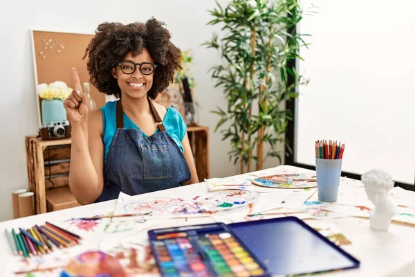 美丽的非洲裔美国女人 在艺术工作室里画着非洲的头发 带着第一指尖 脸上带着自信和快乐的笑容 — 图库照片
