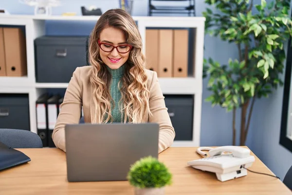 Young Woman Business Worker Using Laptop Office — Stockfoto