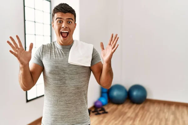 Jeune Homme Hispanique Portant Des Vêtements Sport Serviette Salle Gym — Photo