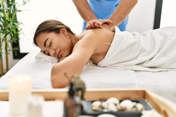 Latina Uomo Donna Indossa Fisioterapia Uniforme Avendo Sessione Riabilitazione Massaggiare — Foto Stock
