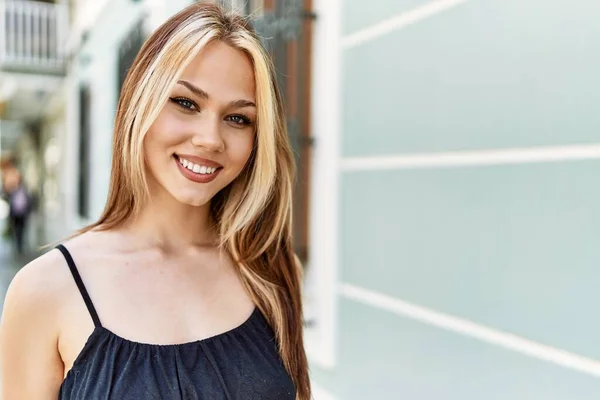 Joven Chica Caucásica Sonriendo Feliz Pie Ciudad — Foto de Stock