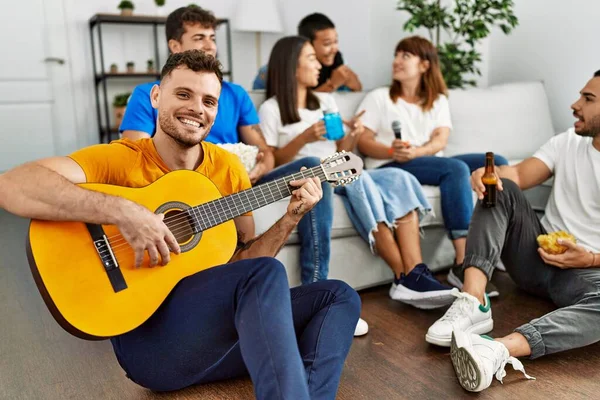 Grupo Jóvenes Amigos Fiesta Sonriendo Feliz Tocando Guitarra Clásica Casa — Foto de Stock