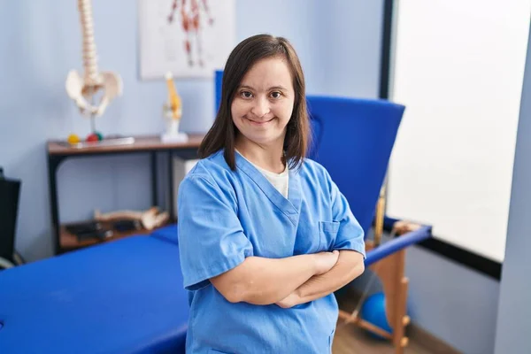 Frau Mit Syndrom Physiotherapieuniform Steht Mit Verschränkten Armen Physiotherapieklinik — Stockfoto