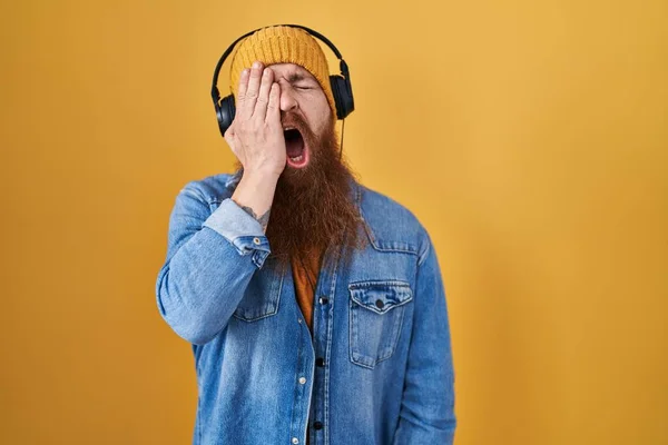 Vit Man Med Långt Skägg Lyssnar Musik Med Hörlurar Gäspande — Stockfoto