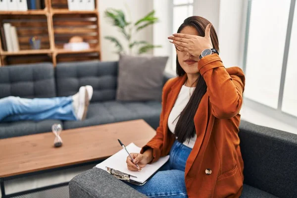 Jovem Hispânica Trabalhando Como Conselheira Psicológica Cobrindo Olhos Com Mão — Fotografia de Stock