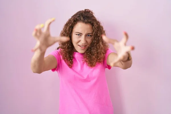 Young Caucasian Woman Standing Pink Background Shouting Frustrated Rage Hands — Stock Photo, Image