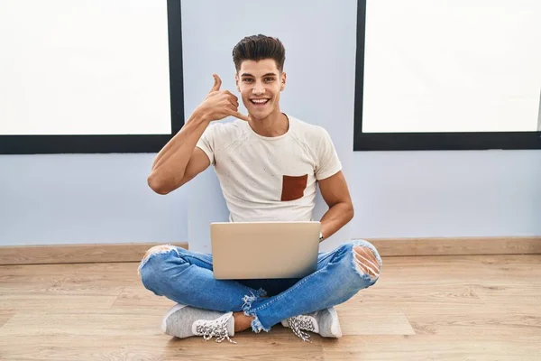 Jovem Hispânico Usando Laptop Casa Sorrindo Fazendo Gesto Telefone Com — Fotografia de Stock