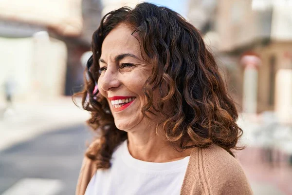 Middelbare Leeftijd Spaanse Vrouw Glimlachen Gelukkig Buiten — Stockfoto