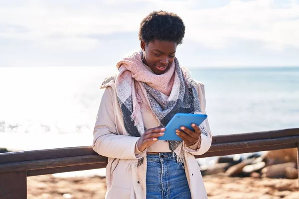 Afričanky Americká Žena Pomocí Touchpad Stojící Moře — Stock fotografie
