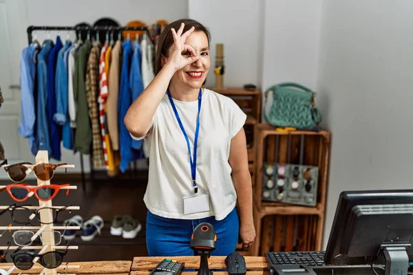 Krásná Hispánská Žena Středního Věku Pracující Jako Manažerka Maloobchodě Dělá — Stock fotografie