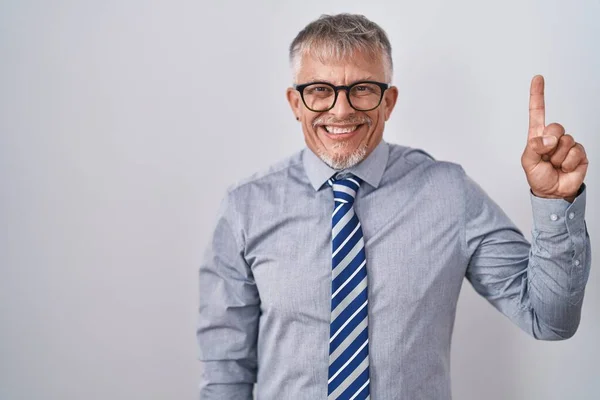 Uomo Affari Ispanico Con Capelli Grigi Che Indossano Occhiali Che — Foto Stock