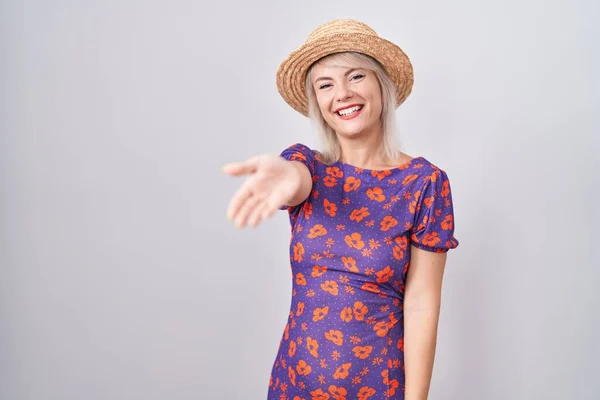 Junge Kaukasische Frau Mit Blumenkleid Und Sommerhut Die Fröhlich Lächelt — Stockfoto