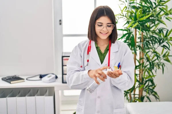 Jovem Bela Mulher Hispânica Médico Sorrindo Confiante Usando Mãos Gel — Fotografia de Stock