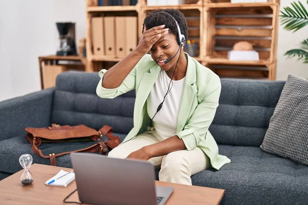 Mujer Afroamericana Haciendo Sesión Línea Oficina Consulta Estresada Frustrada Con — Foto de Stock