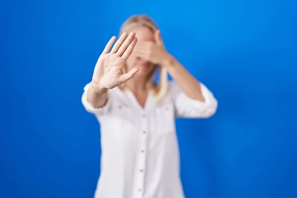 Giovane Donna Caucasica Piedi Sopra Sfondo Blu Che Copre Gli — Foto Stock