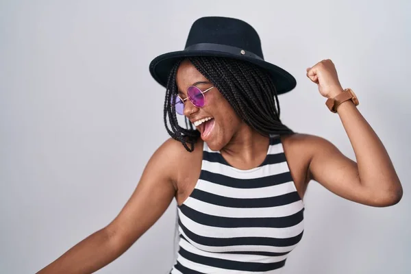 Ung Afrikansk Amerikan Med Flätor Bär Hatt Och Solglasögon Dansar — Stockfoto