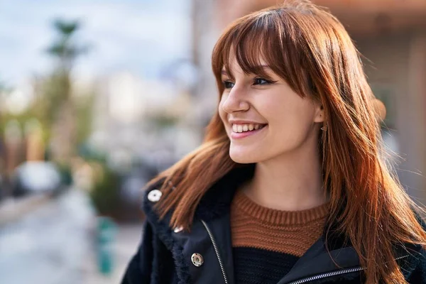 Jonge Vrouw Glimlachend Zelfverzekerd Staan Straat — Stockfoto