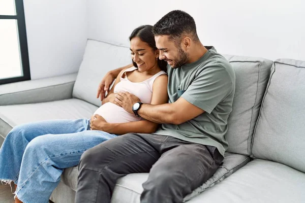 Latijn Man Vrouw Paar Knuffelen Elkaar Verwachten Baby Thuis — Stockfoto