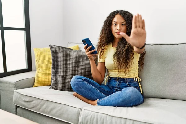 Wanita Hispanik Cantik Duduk Sofa Rumah Menggunakan Smartphone Melakukan Berhenti — Stok Foto