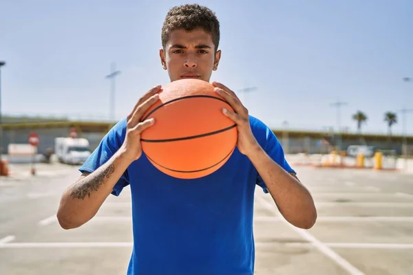 Pemuda Hispanik Pelatihan Dengan Bola Basket Luar Ruangan — Stok Foto