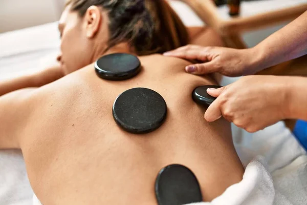 Dos Mujeres Terapeuta Paciente Teniendo Sesión Masaje Espalda Usando Piedras — Foto de Stock