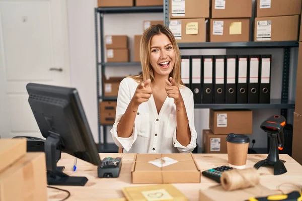 Jonge Blonde Vrouw Werkt Bij Kleine Bedrijven Commerce Wijzen Vingers — Stockfoto