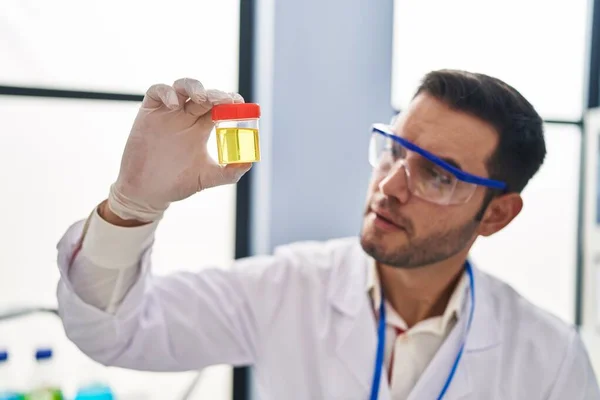 Jovem Cientista Hispânico Procurando Tubo Teste Urina Laboratório — Fotografia de Stock