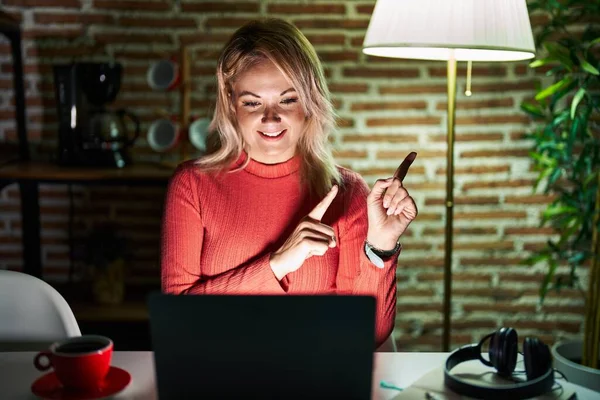 Blond Kvinna Med Bärbar Dator Natten Hemma Ler Och Tittar — Stockfoto