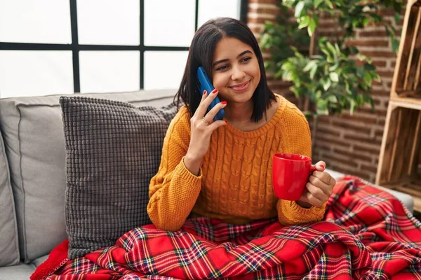 Junge Lateinamerikanische Frau Trinkt Kaffee Und Telefoniert Hause Auf Dem — Stockfoto