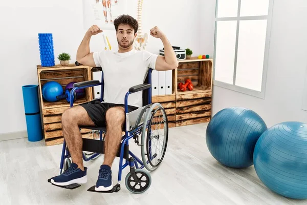 Hispanischer Mann Sitzt Rollstuhl Der Physiotherapie Klinik Und Zeigt Stolz — Stockfoto