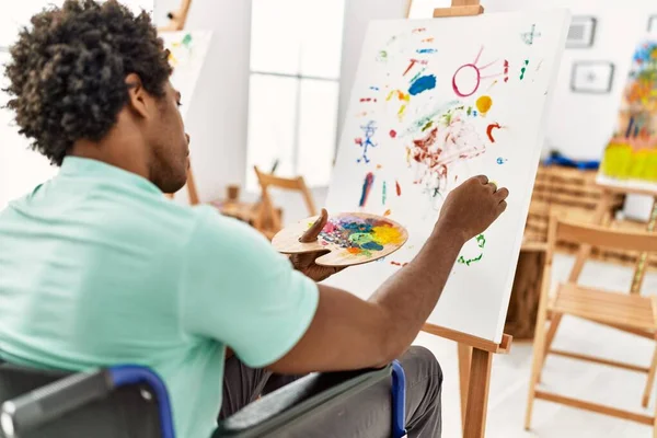 若いアフリカ系アメリカ人障害者の芸術家が車椅子に座って絵を描く — ストック写真