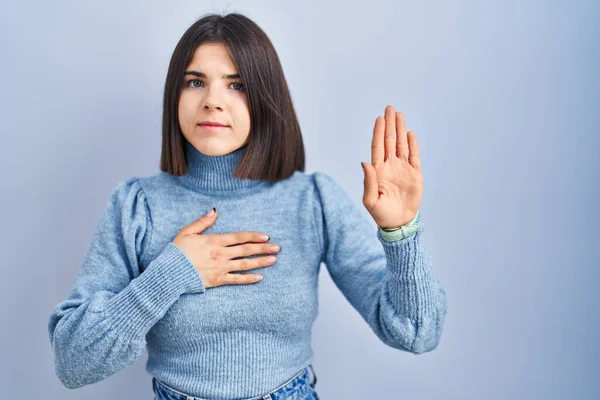 Mujer Hispana Joven Pie Sobre Fondo Azul Jurando Con Mano —  Fotos de Stock