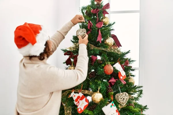 Hispanische Frau Mittleren Alters Schmückt Weihnachtsbaum Hause — Stockfoto