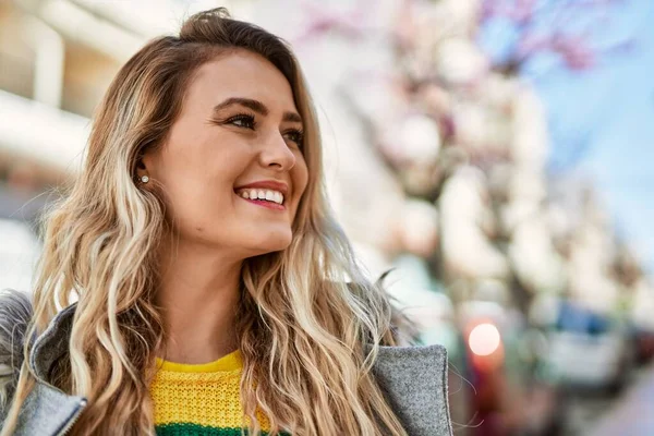 Mujer Rubia Joven Sonriendo Ciudad —  Fotos de Stock